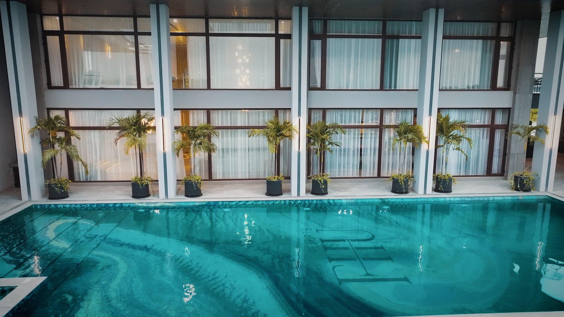 Swimming Pool & Jacuzzi